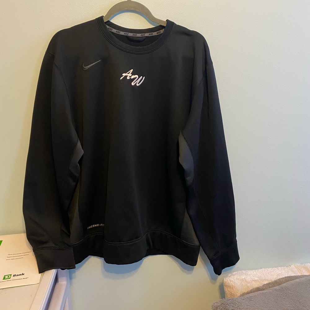 nike therma-fit sweatshirt